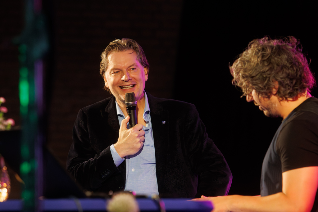 Eddy van der Leij met Lars Gierveld tijdens de sponsoravond in 2023