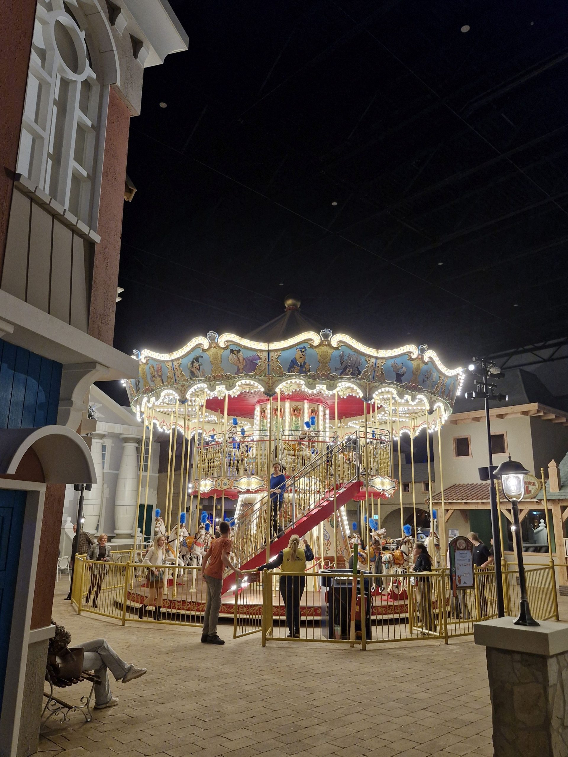 Indoor attractiepark Bommelwereld - draaimolen De Rommeldamse Spil